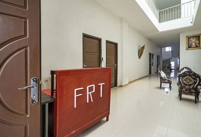 ホテル Oyo 90595 Ferezsa Kost Syariah