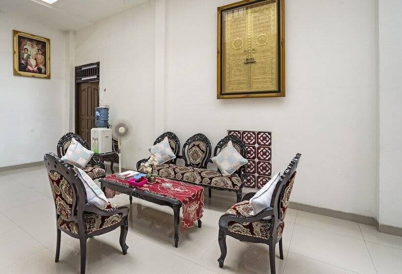 ホテル Oyo 90595 Ferezsa Kost Syariah