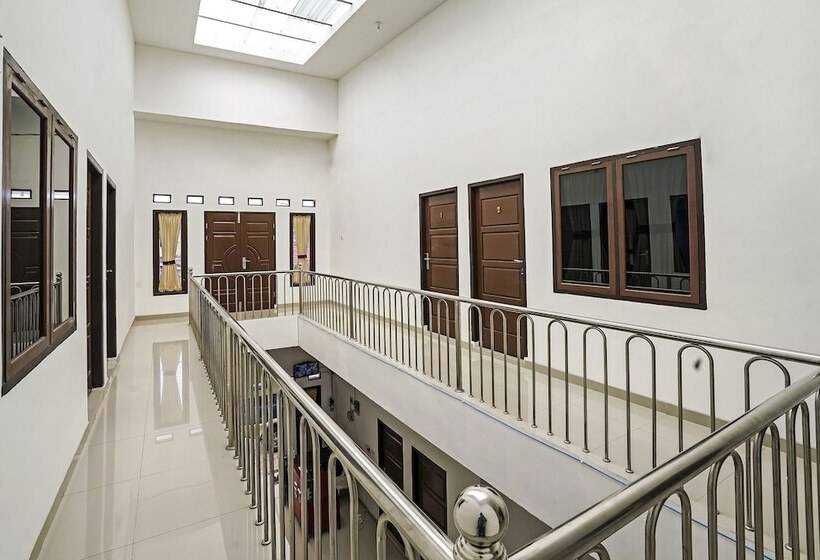 ホテル Oyo 90595 Ferezsa Kost Syariah