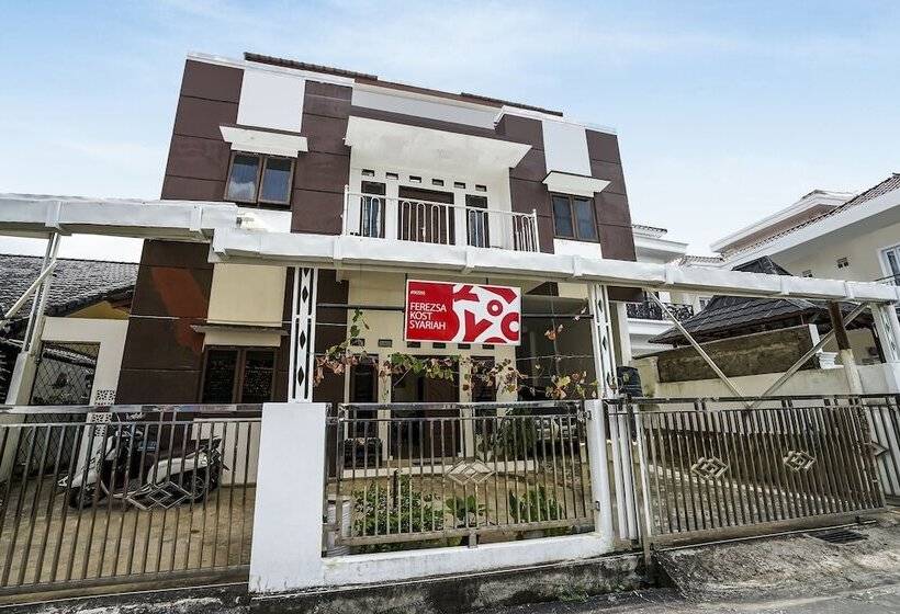 ホテル Oyo 90595 Ferezsa Kost Syariah