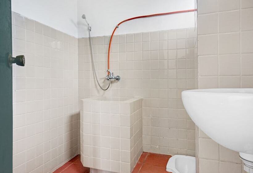 Reddoorz Plus At Hotel Griya Astoeti