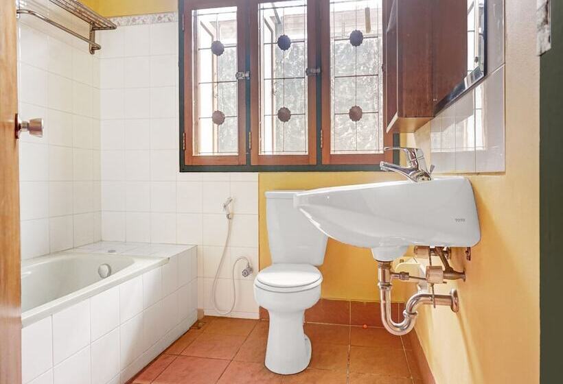 Reddoorz Plus At Hotel Griya Astoeti