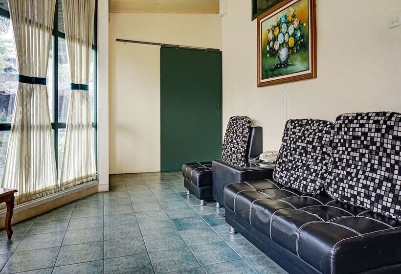 Reddoorz Plus At Hotel Griya Astoeti