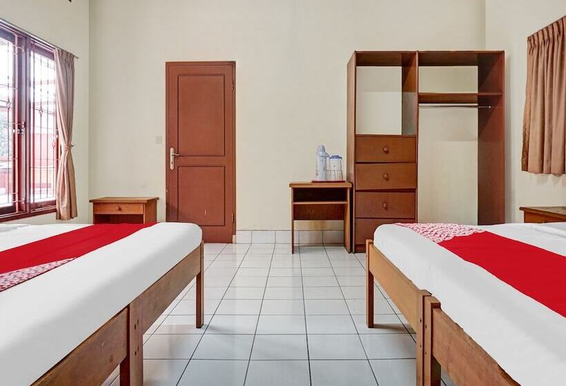 Reddoorz Plus At Hotel Griya Astoeti