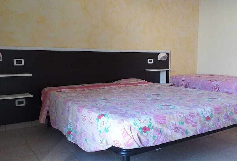 פנסיון Room In Bb   Spacious Double Room A Stones Throw From The Sea