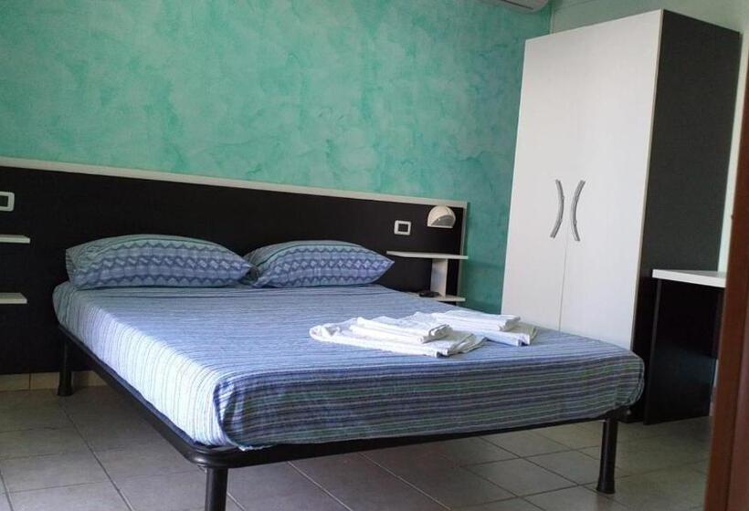 פנסיון Room In Bb   Spacious Double Room A Stones Throw From The Sea