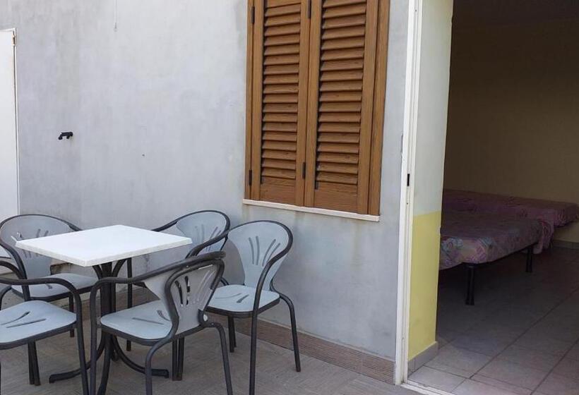 פנסיון Room In Bb   Spacious Double Room A Stones Throw From The Sea