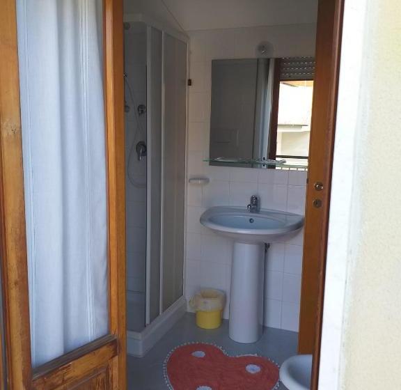 פנסיון Room In Bb   Spacious Double Room A Stones Throw From The Sea