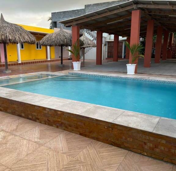 استراحتگاه Curasita Colour Appartments