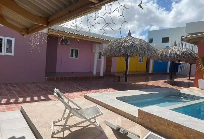 استراحتگاه Curasita Colour Appartments