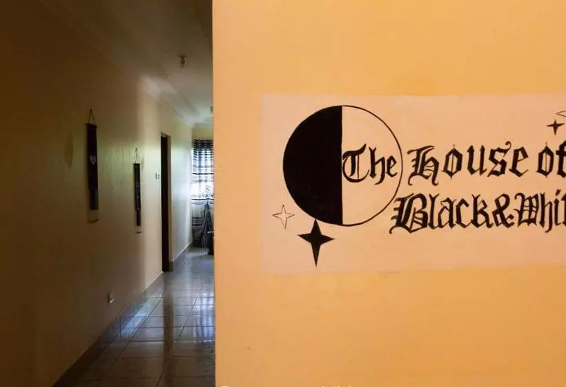 هاستل The House Of Black And White