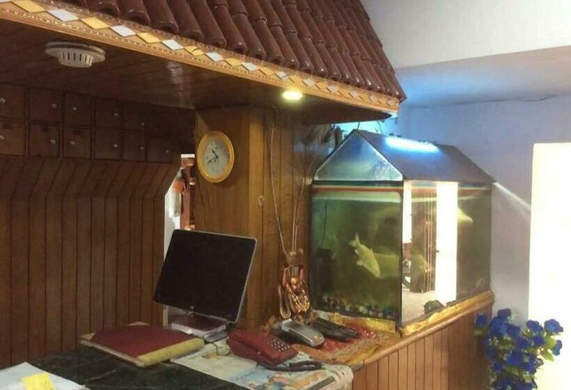 Отель Spot On 80927 Sourav Plaza