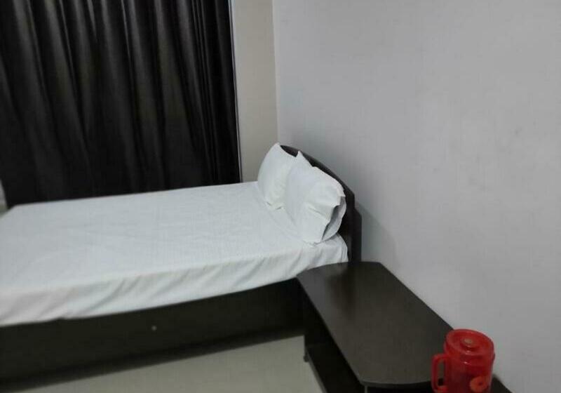 Отель Spot On 80927 Sourav Plaza