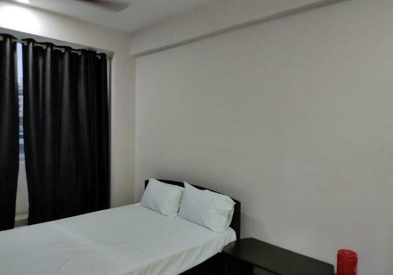 Отель Spot On 80927 Sourav Plaza