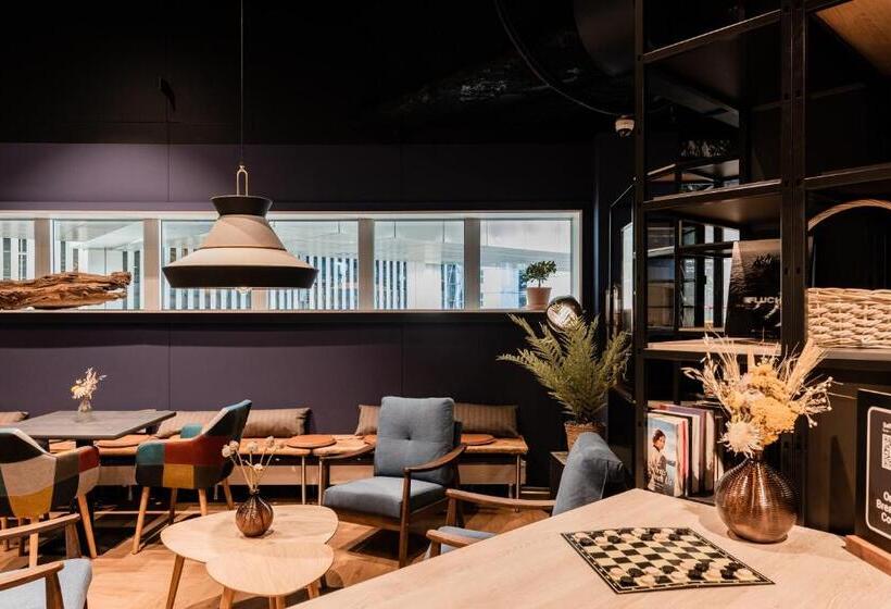 Capsule Hotel   Alpine Garden Zurich Airport