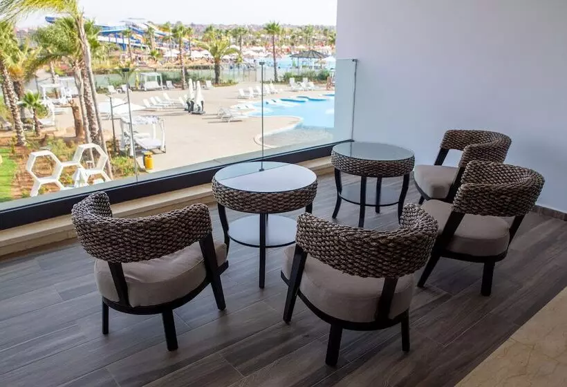 هتل Waves Aqua Resort