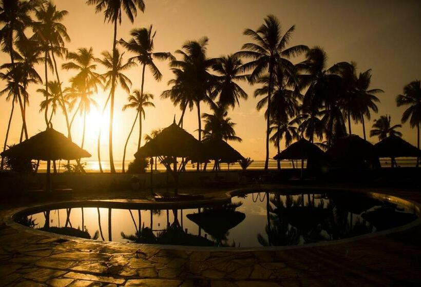 استراحتگاه Antonio Beach Tree House Hotel & Spa