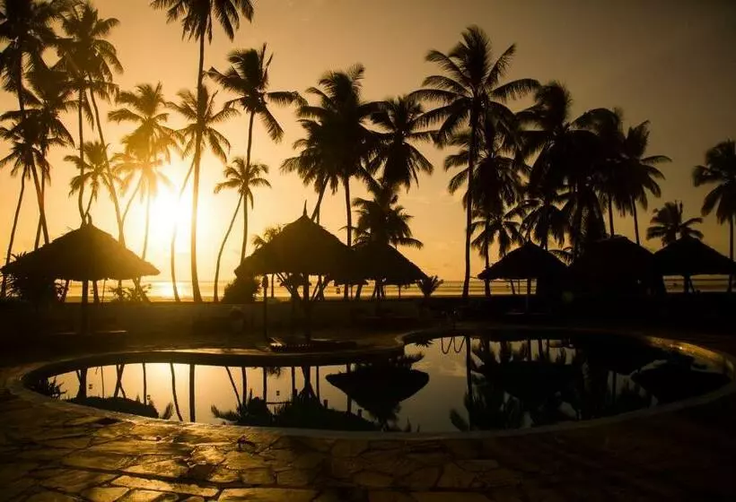 استراحتگاه Antonio Beach Tree House Hotel & Spa