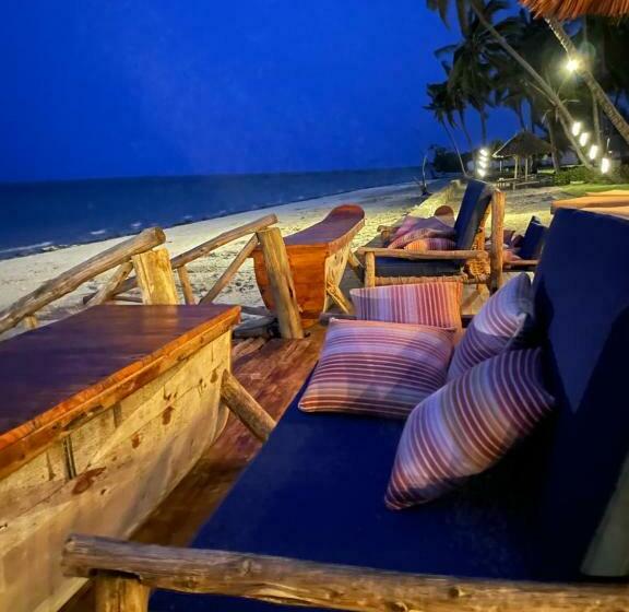 استراحتگاه Antonio Beach Tree House Hotel & Spa