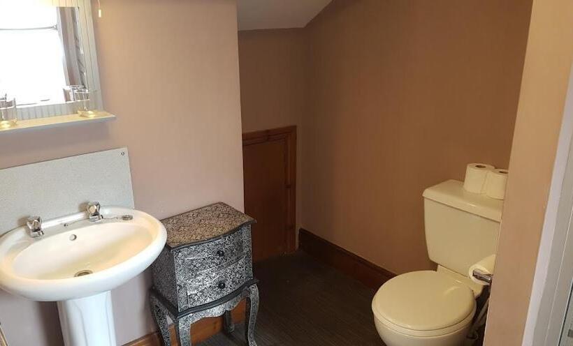 فندق Forresters Bar & French Restaurant With Rooms