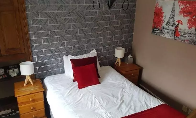 هتل Forresters Bar & French Restaurant With Rooms