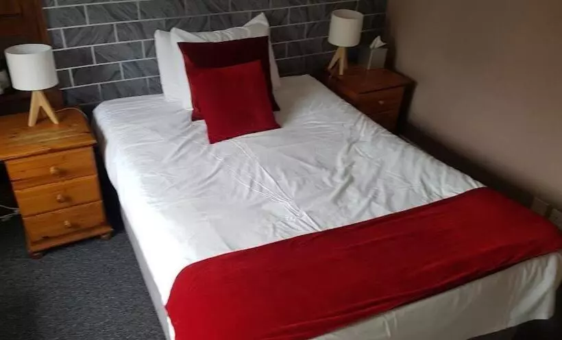 هتل Forresters Bar & French Restaurant With Rooms