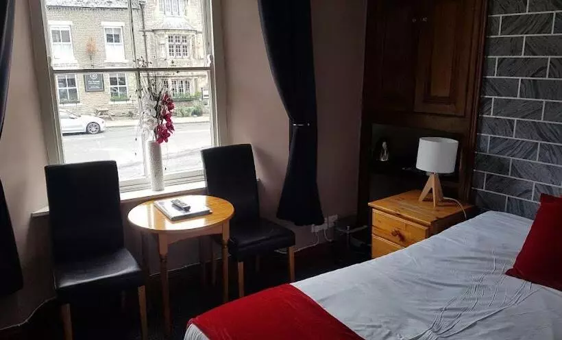 هتل Forresters Bar & French Restaurant With Rooms