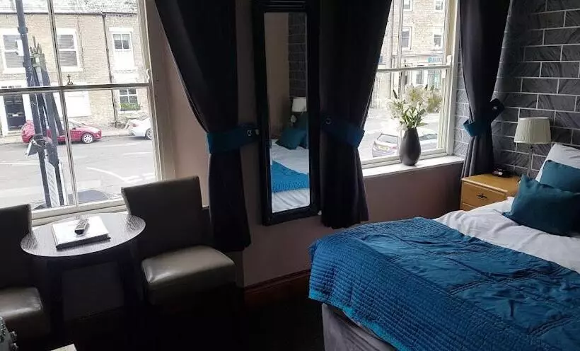 هتل Forresters Bar & French Restaurant With Rooms