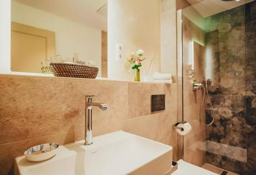 هتل Villa Sorgenfrei & Restaurant Atelier Sanssouci