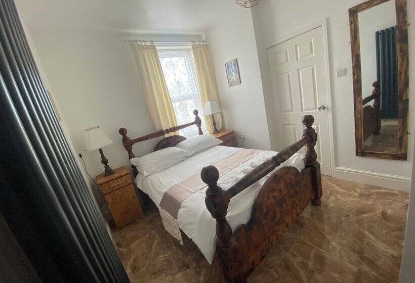 Alexander Hotel Fully Refurbished All Rooms En Suite