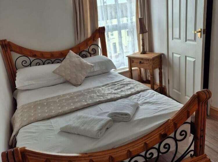 Alexander Hotel Fully Refurbished All Rooms En Suite