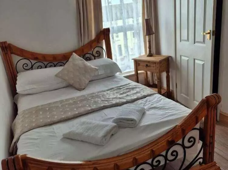 Alexander Hotel Fully Refurbished All Rooms En Suite