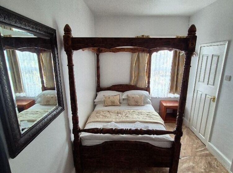 Alexander Hotel Fully Refurbished All Rooms En Suite