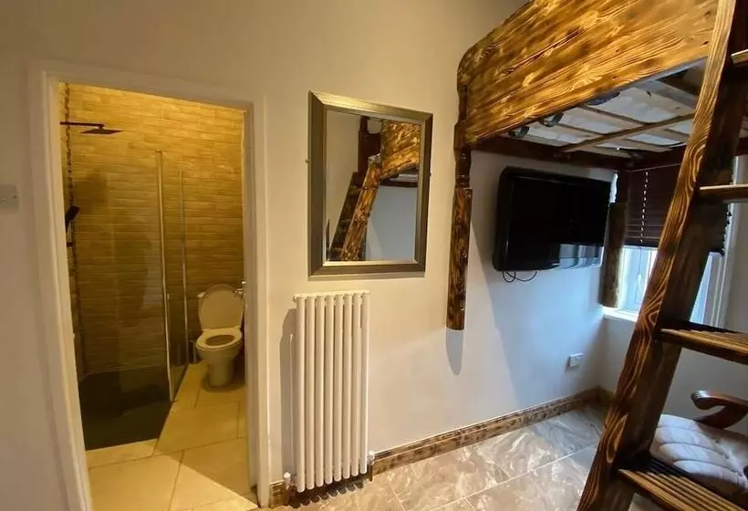 Alexander Hotel Fully Refurbished All Rooms En Suite