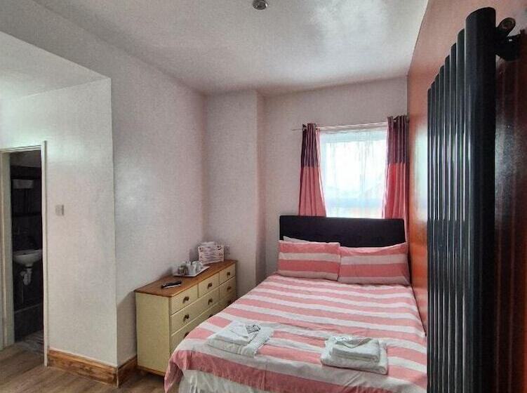 Alexander Hotel Fully Refurbished All Rooms En Suite