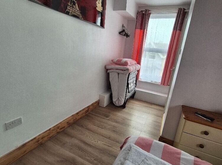 Alexander Hotel Fully Refurbished All Rooms En Suite