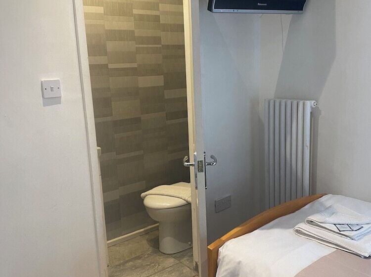 Alexander Hotel Fully Refurbished All Rooms En Suite