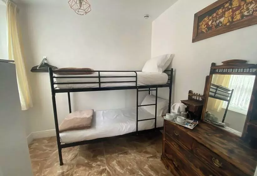 Alexander Hotel Fully Refurbished All Rooms En Suite