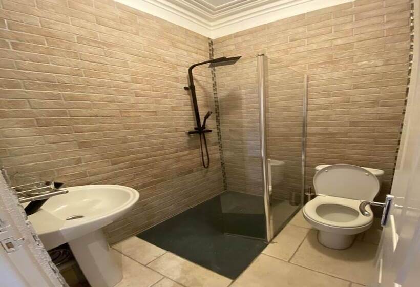 Alexander Hotel Fully Refurbished All Rooms En Suite