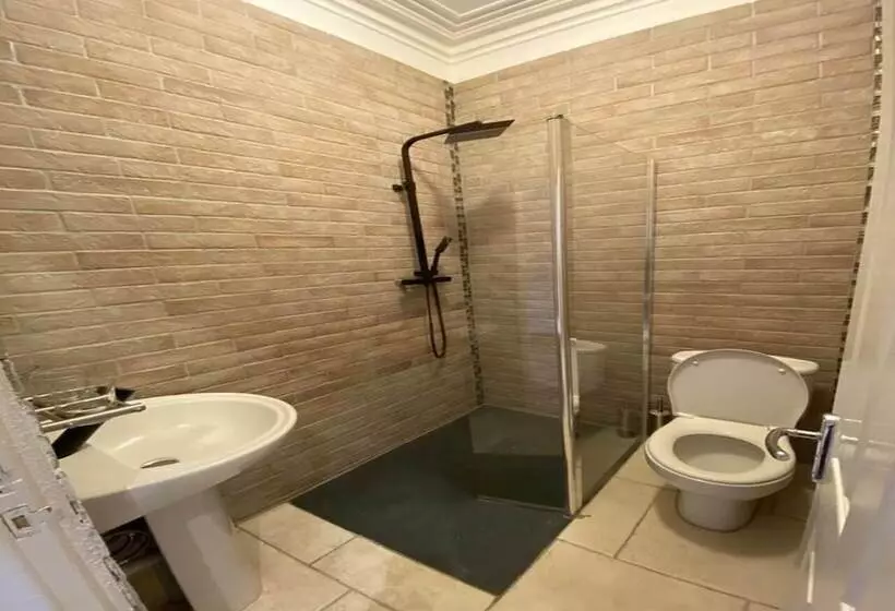 Alexander Hotel Fully Refurbished All Rooms En Suite