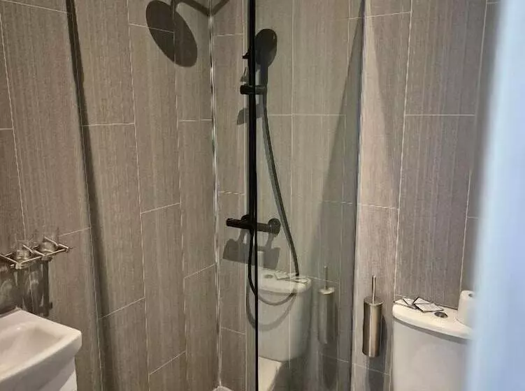 Alexander Hotel Fully Refurbished All Rooms En Suite