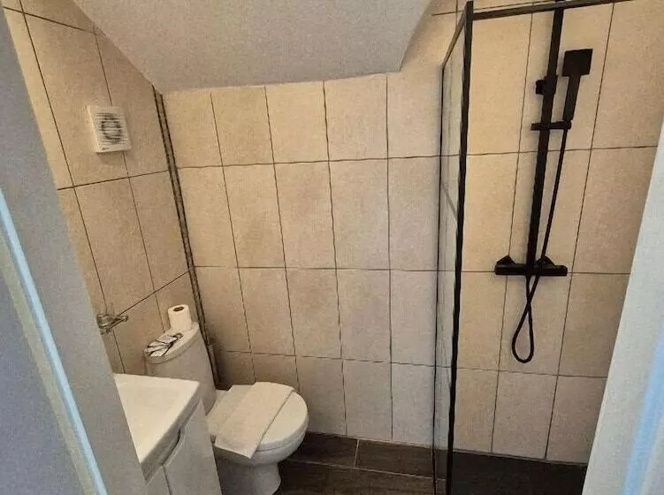 Alexander Hotel Fully Refurbished All Rooms En Suite
