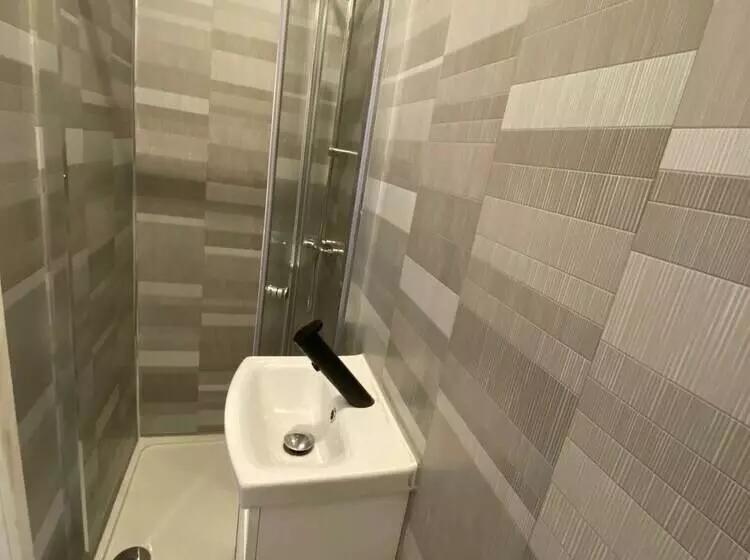 Alexander Hotel Fully Refurbished All Rooms En Suite
