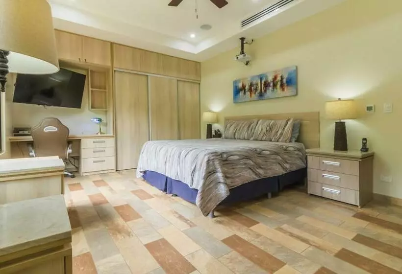 هتل Rancho Haas