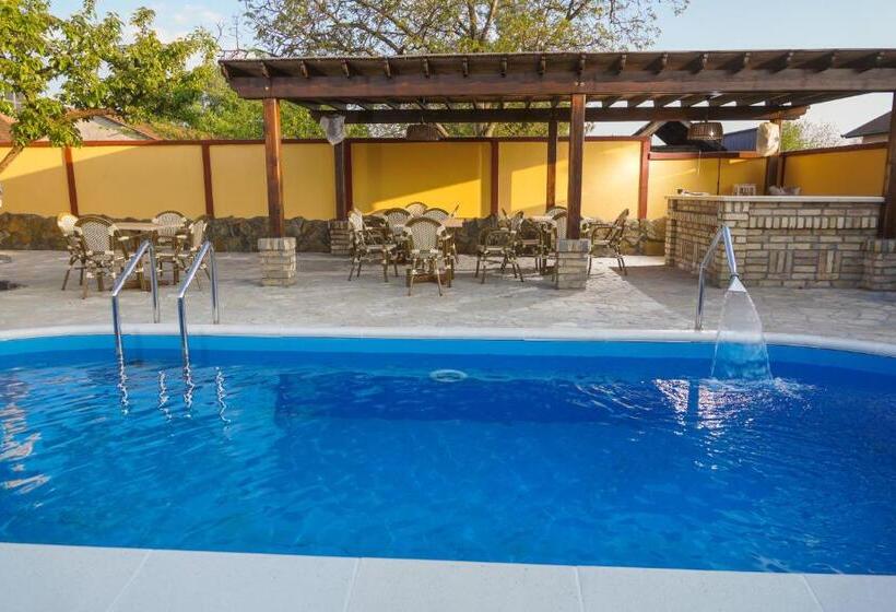 پانسیون Amfora