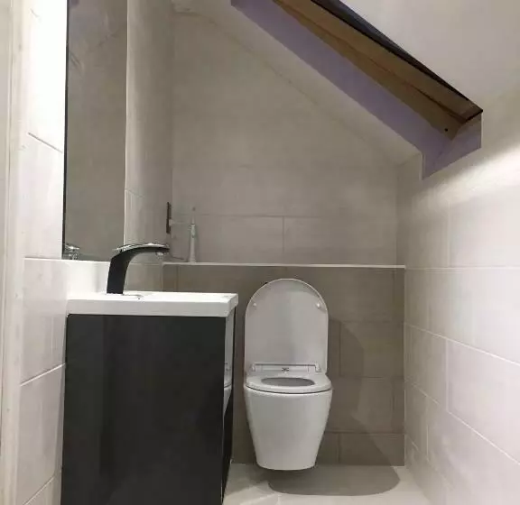 Majatalo Private Double Room With New Ensuite Shower Room