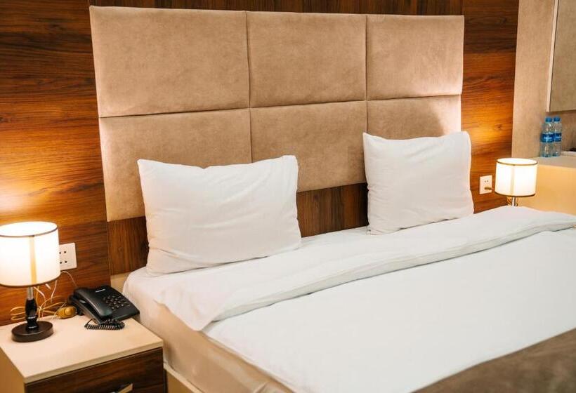 هتل The Clocktower