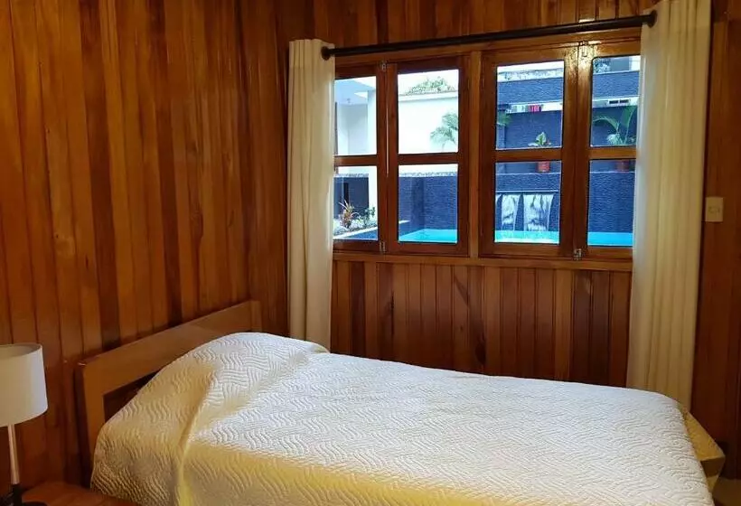 Majatalo Hostal La Maison Canadiense