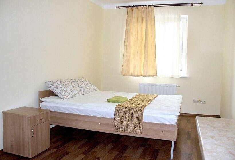 הוסטל Friendly House