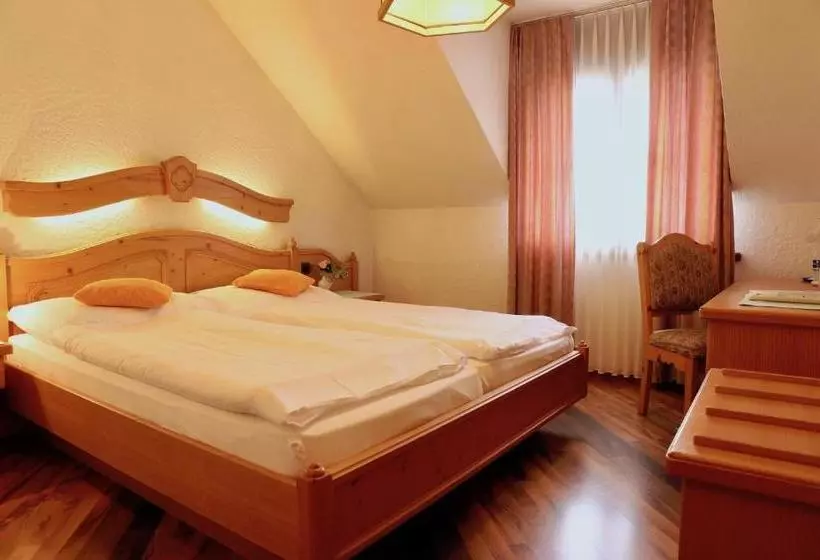 Hotelli Restaurant Weisses Kreuz